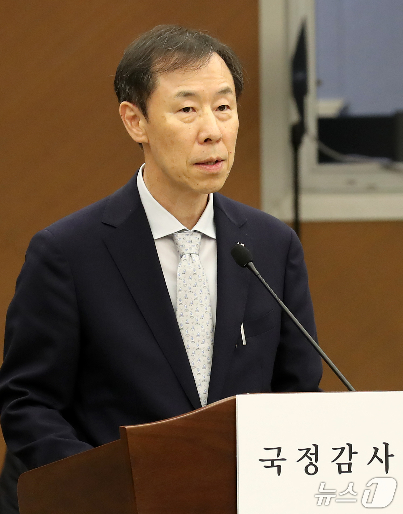 (부산=뉴스1) 윤일지 기자 = 정정훈 한국자산관리공사 사장이 15일 오후 부산 남구 부산국제금융센터(BIFC)에서 열린 국회 정무위원회의 한국자산관리공사, 한국주택금융공사, 신용 …