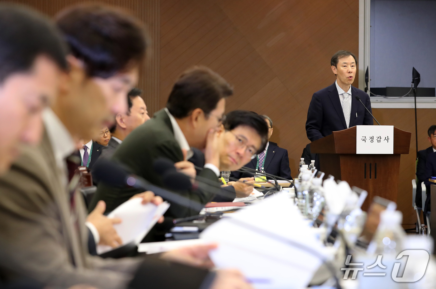 (부산=뉴스1) 윤일지 기자 = 정정훈 한국자산관리공사 사장이 15일 오후 부산 남구 부산국제금융센터(BIFC)에서 열린 국회 정무위원회의 한국자산관리공사, 한국주택금융공사, 신용 …