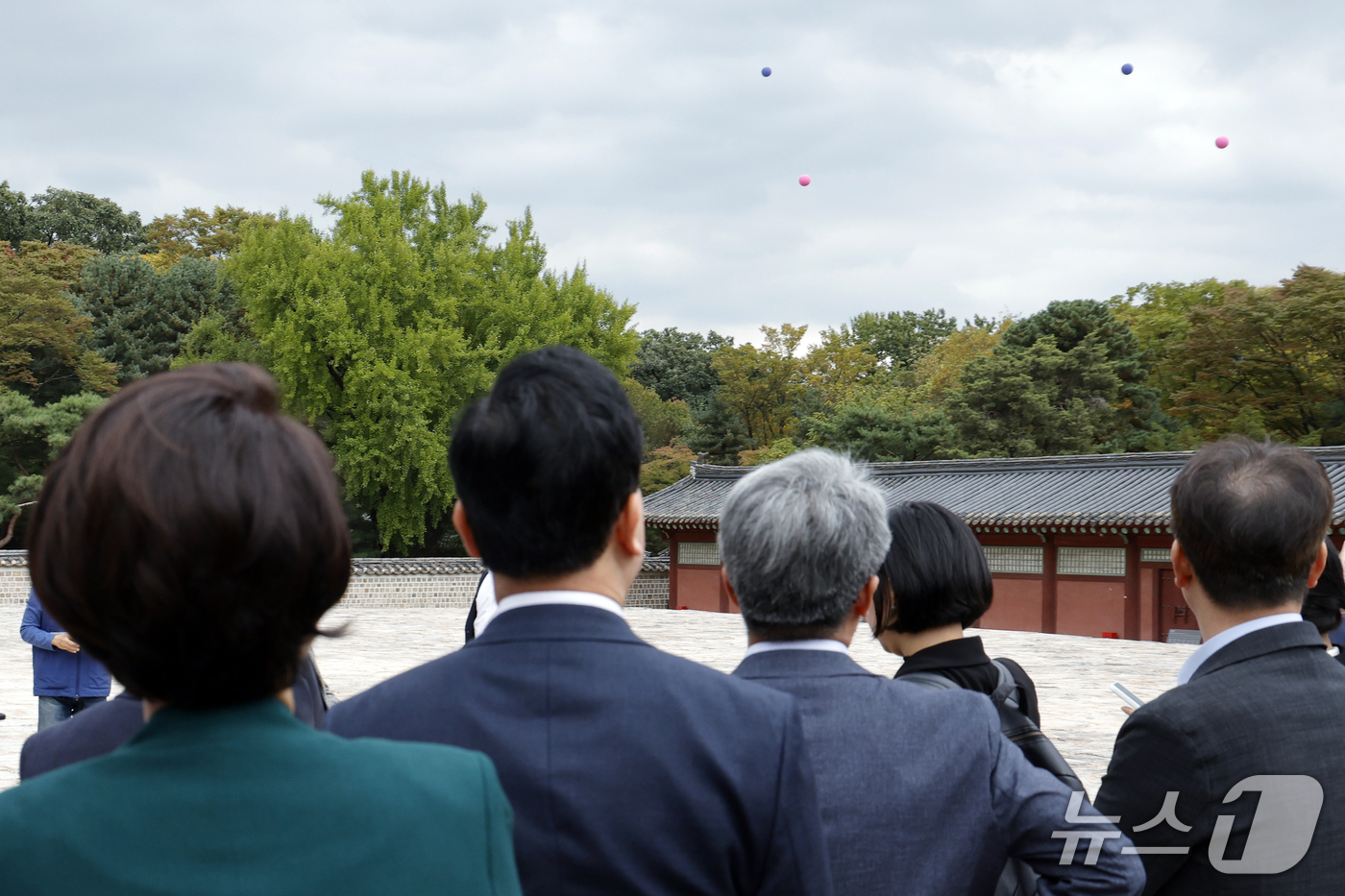 (서울=뉴스1) 박정호 기자 = 국회 문화체육관광위원회 국민의힘 조은희 간사와 김석기, 김승수, 윤용근 의원이 15일 오후 서울시 종로구 종묘 정전에서 서울시 관계자에게 세운4구역 …