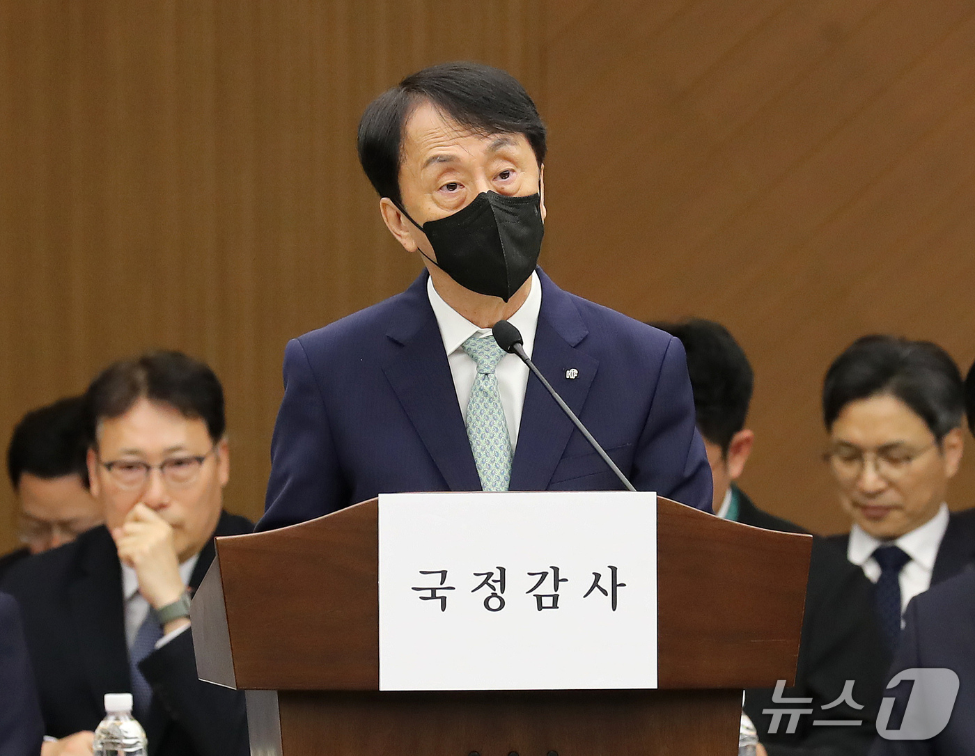 (부산=뉴스1) 윤일지 기자 = 김경환 한국주택금융공사 사장이 15일 오후 부산 남구 부산국제금융센터(BIFC)에서 열린 국회 정무위원회의 한국자산관리공사, 한국주택금융공사, 신용 …