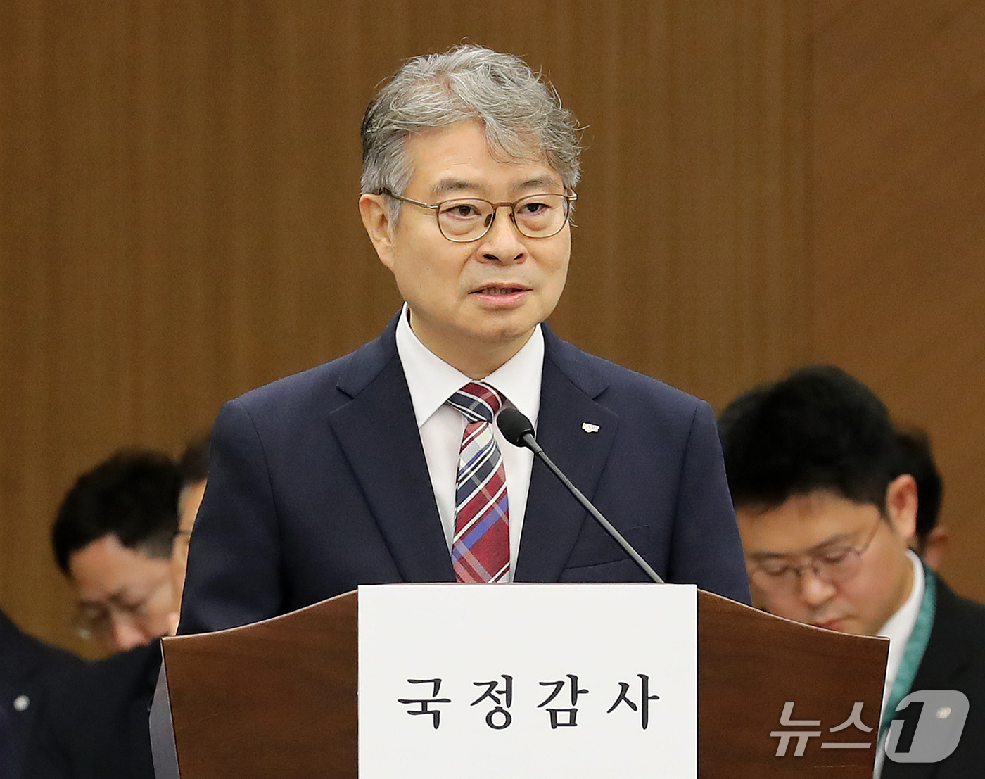 (부산=뉴스1) 윤일지 기자 = 강승준 신용보증기금 이사장이 15일 오후 부산 남구 부산국제금융센터(BIFC)에서 열린 국회 정무위원회의 한국자산관리공사, 한국주택금융공사, 신용보 …