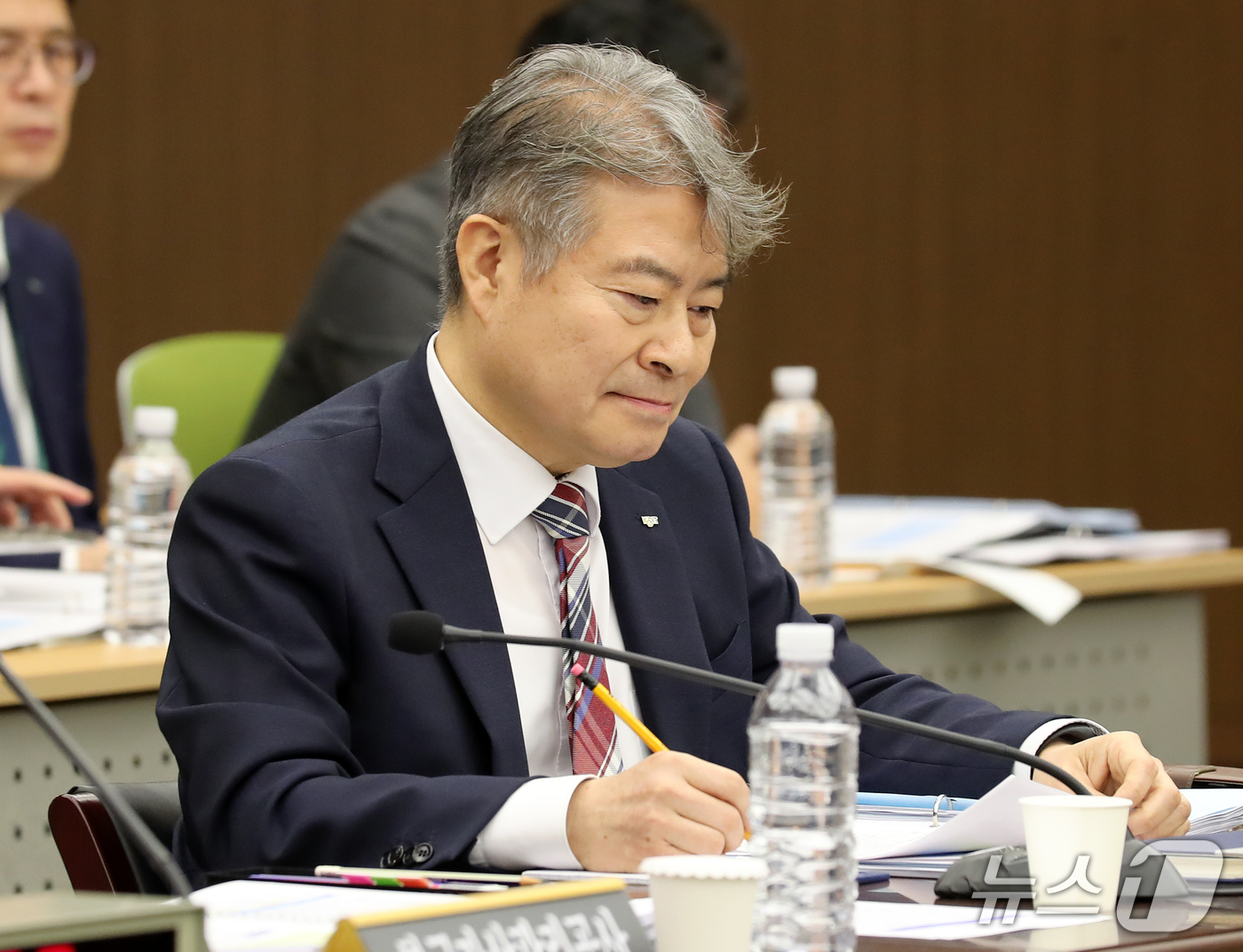 (부산=뉴스1) 윤일지 기자 = 강승준 신용보증기금 이사장이 15일 오후 부산 남구 부산국제금융센터(BIFC)에서 열린 국회 정무위원회의 한국자산관리공사, 한국주택금융공사, 신용보 …