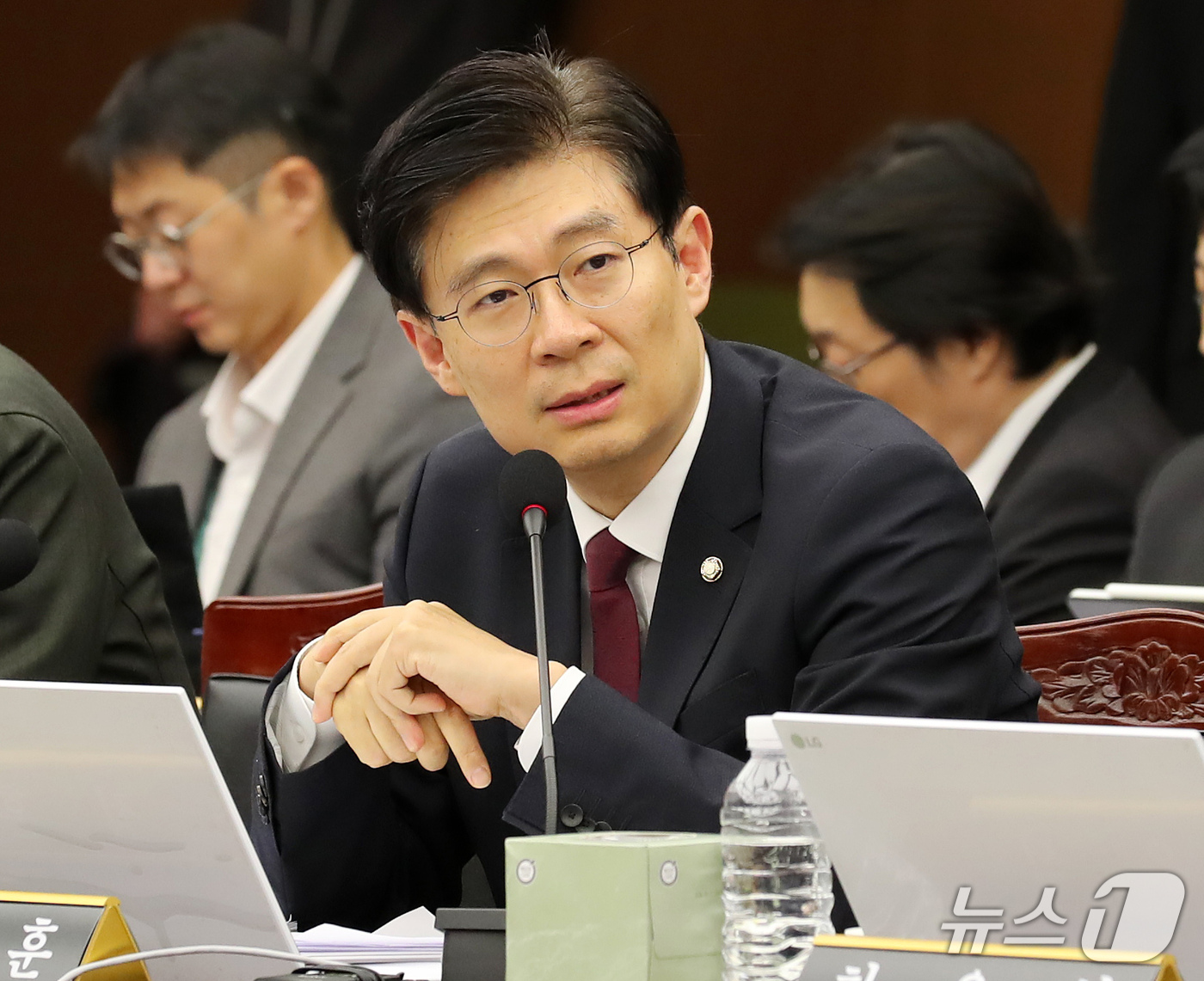 (부산=뉴스1) 윤일지 기자 = 조정훈 국민의힘 의원이 15일 오후 부산 남구 부산국제금융센터(BIFC)에서 열린 국회 정무위원회의 한국자산관리공사, 한국주택금융공사, 신용보증기금 …