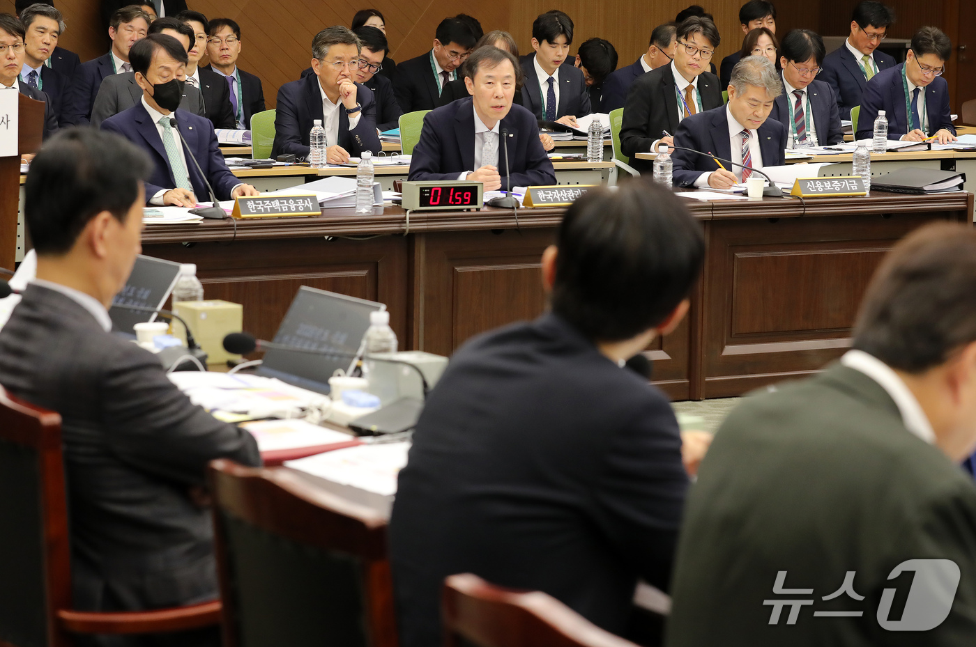 (부산=뉴스1) 윤일지 기자 = 정정훈 한국자산관리공사 사장이 15일 오후 부산 남구 부산국제금융센터(BIFC)에서 열린 국회 정무위원회의 한국자산관리공사, 한국주택금융공사, 신용 …