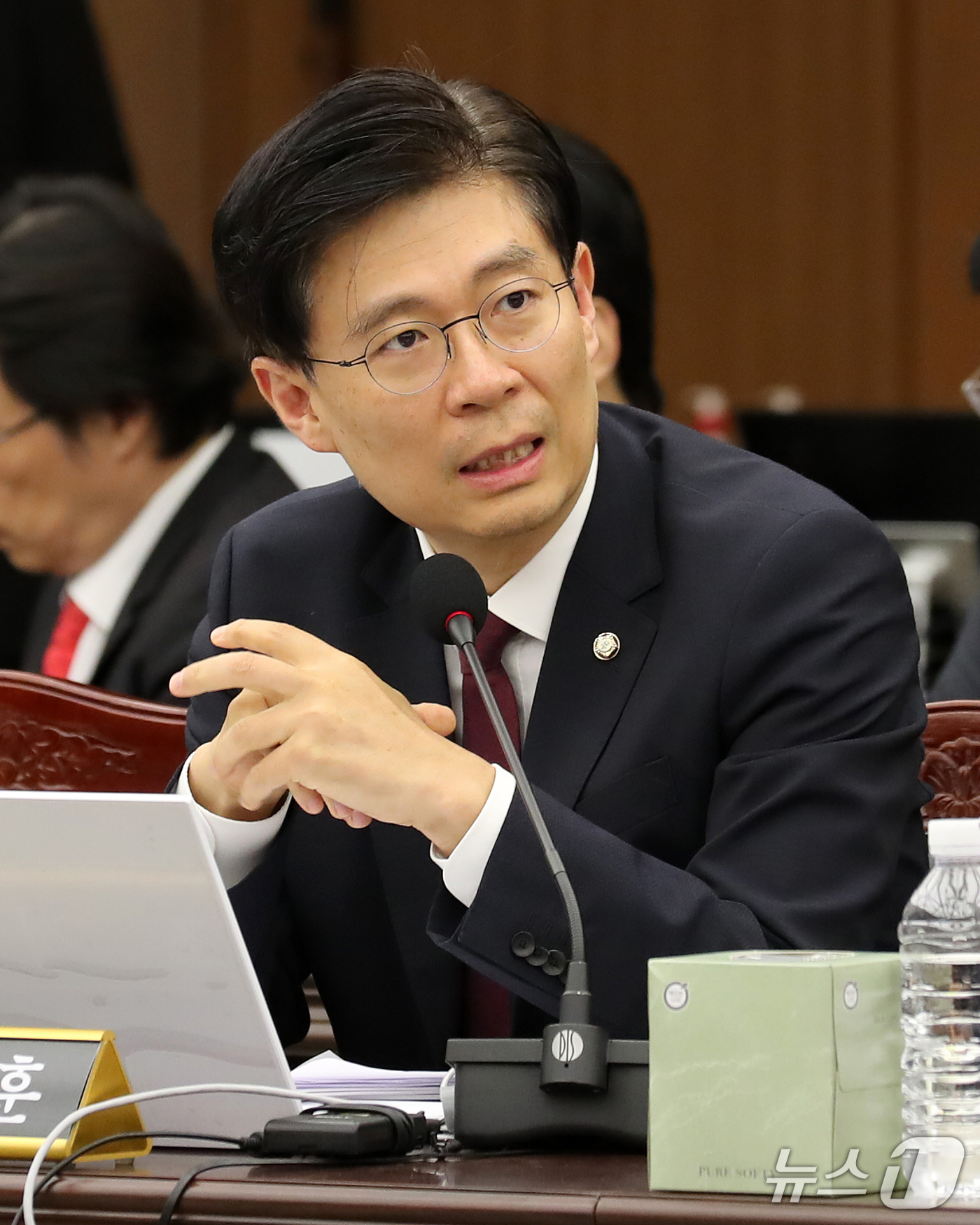 (부산=뉴스1) 윤일지 기자 = 조정훈 국민의힘 의원이 15일 오후 부산 남구 부산국제금융센터(BIFC)에서 열린 국회 정무위원회의 한국자산관리공사, 한국주택금융공사, 신용보증기금 …