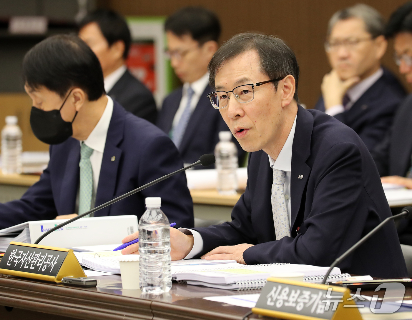(부산=뉴스1) 윤일지 기자 = 정정훈 한국자산관리공사 사장이 15일 오후 부산 남구 부산국제금융센터(BIFC)에서 열린 국회 정무위원회의 한국자산관리공사, 한국주택금융공사, 신용 …