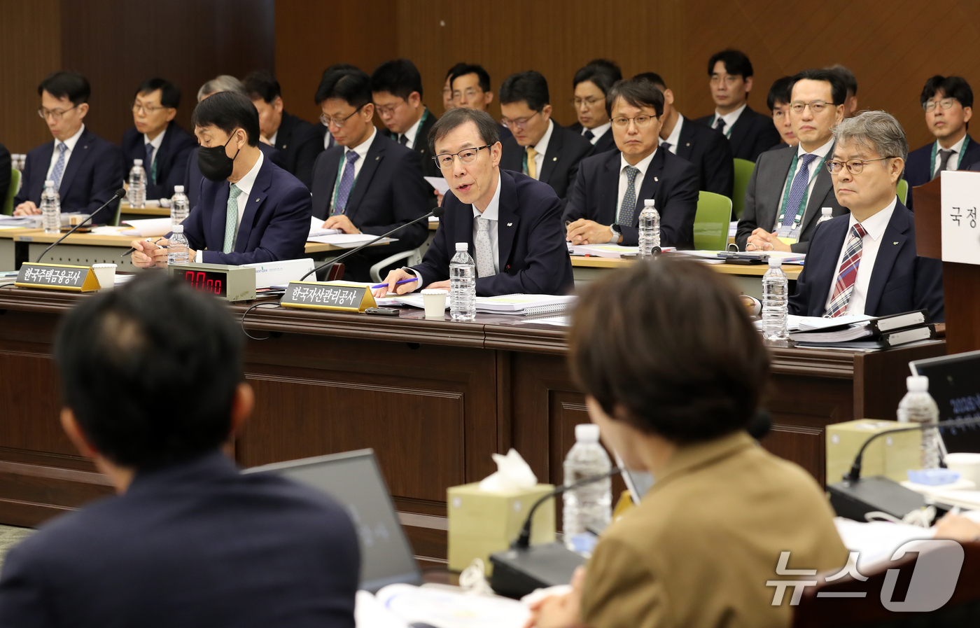 (부산=뉴스1) 윤일지 기자 = 정정훈 한국자산관리공사 사장이 15일 오후 부산 남구 부산국제금융센터(BIFC)에서 열린 국회 정무위원회의 한국자산관리공사, 한국주택금융공사, 신용 …