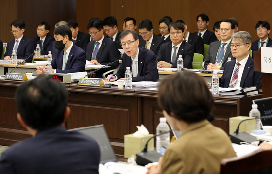[국감] 의원 질의 답변하는 정정훈 한국자산관리공사 사장