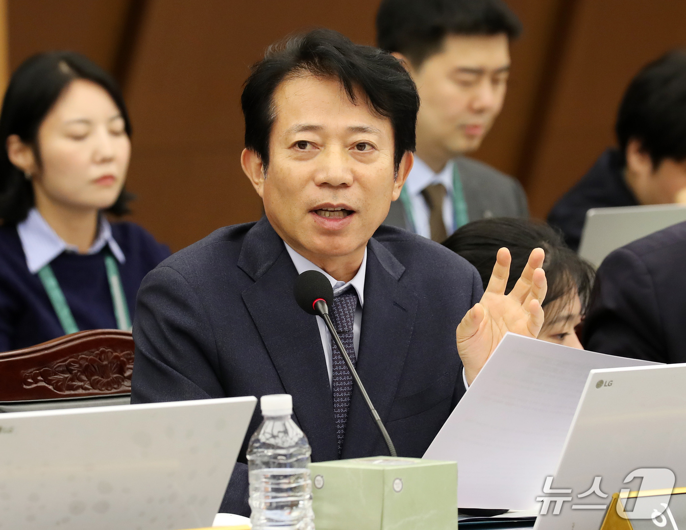 (부산=뉴스1) 윤일지 기자 = 이강일 더불어민주당 의원이 15일 오후 부산 남구 부산국제금융센터(BIFC)에서 열린 국회 정무위원회의 한국자산관리공사, 한국주택금융공사, 신용보증 …