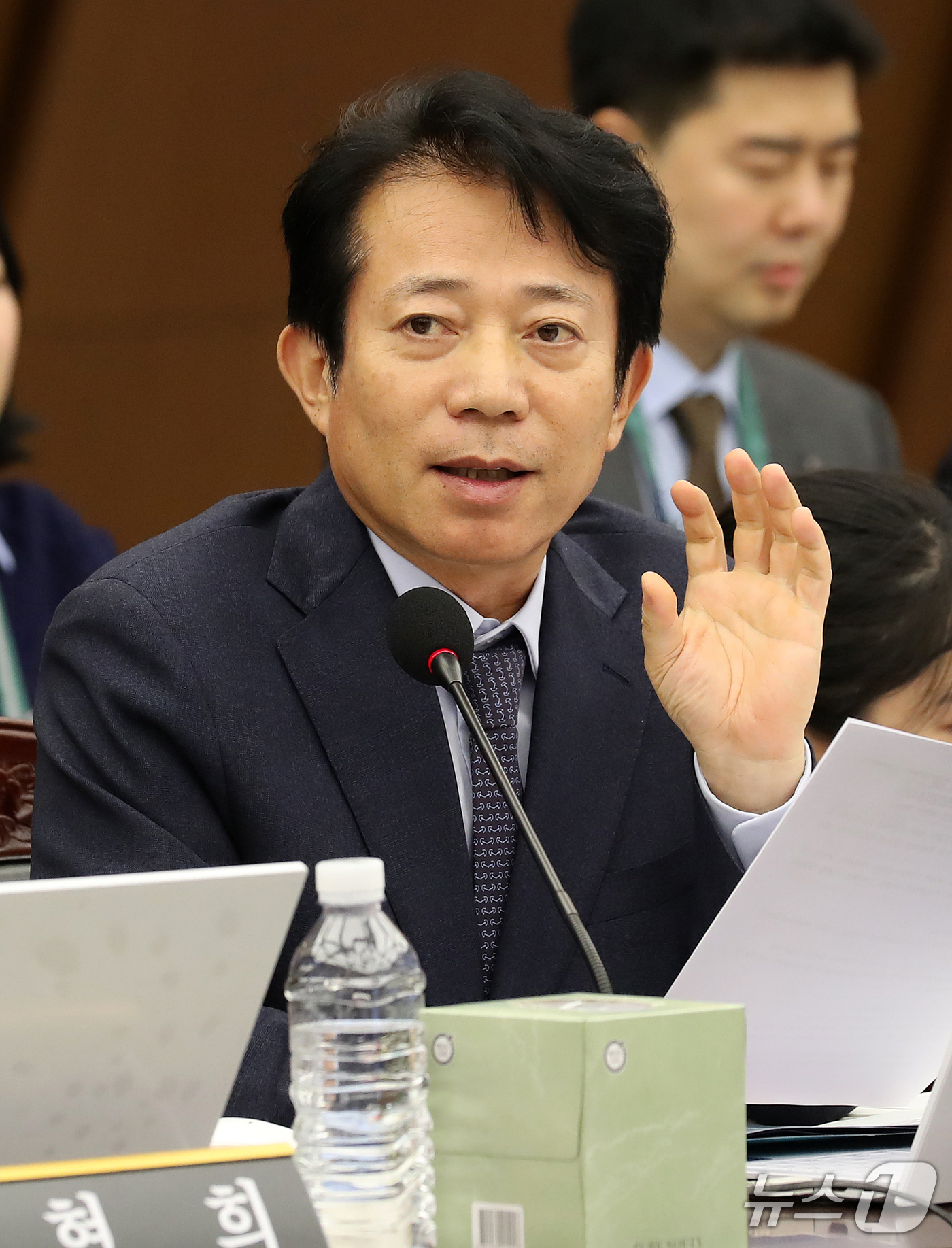 (부산=뉴스1) 윤일지 기자 = 이강일 더불어민주당 의원이 15일 오후 부산 남구 부산국제금융센터(BIFC)에서 열린 국회 정무위원회의 한국자산관리공사, 한국주택금융공사, 신용보증 …
