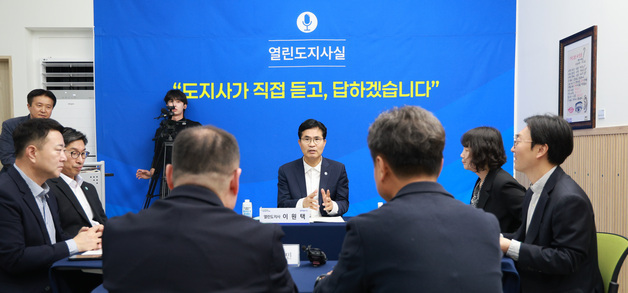 도민 8명 마주 앉은 이원택…'열린 전북도지사실' 2차 시범 운영