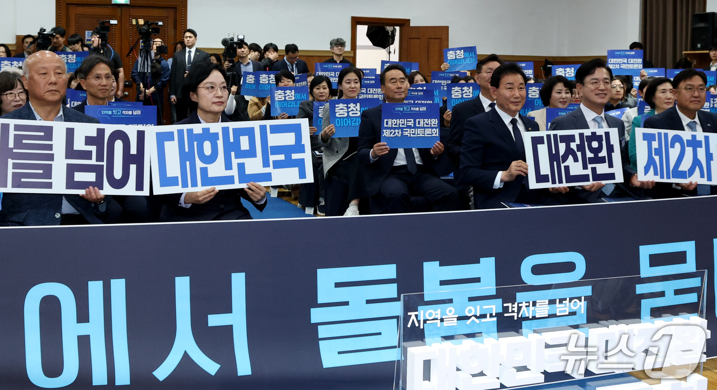 (대전=뉴스1) 김기남 기자 = 한성숙 국무총리가 15일 대전시 중구 선화동 대전근현대사전시관에서 열린 '충청에서 돌봄을 묻다' 대한민국 대전환 제2차 국민토론회에 앞서 참석자들과 …