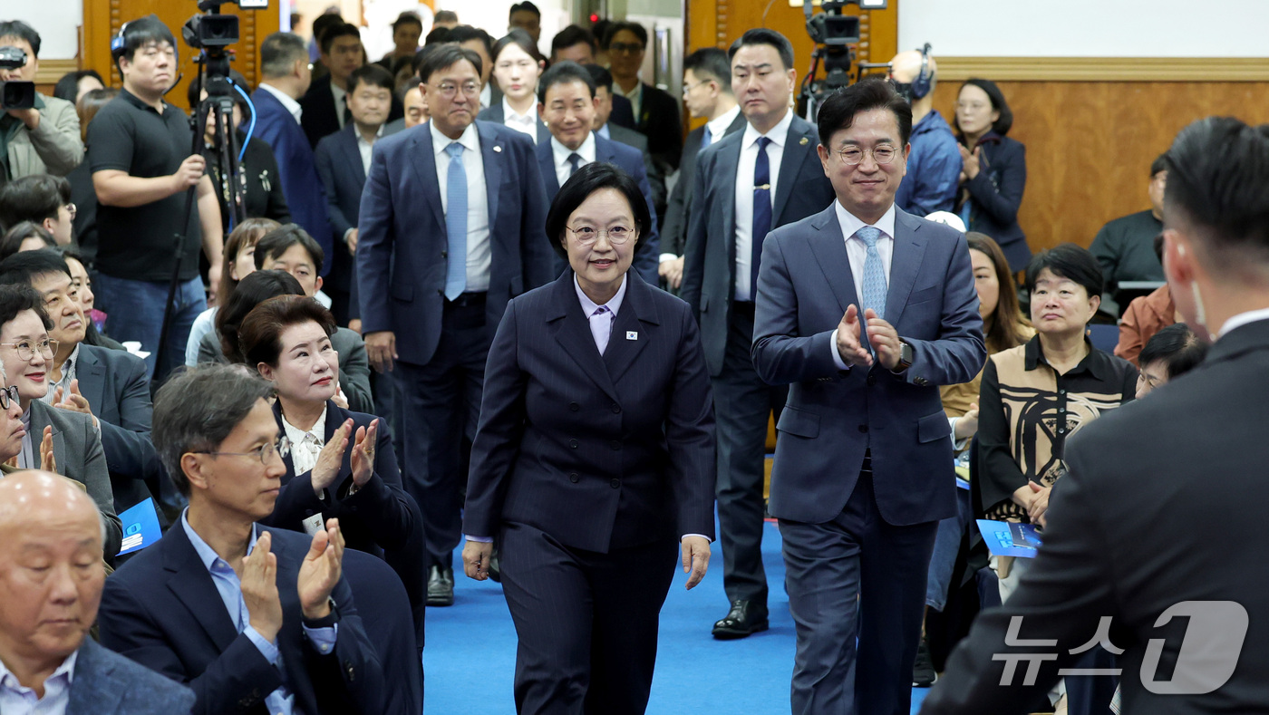 (대전=뉴스1) 김기남 기자 = 한성숙 국무총리가 15일 대전시 중구 선화동 대전근현대사전시관에서 열린 대한민국 대전환 제2차 국민토론회에 참석하고 있다. 2026.10.15/뉴스 …