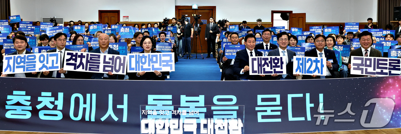 (대전=뉴스1) 김기남 기자 = 한성숙 국무총리가 15일 대전시 중구 선화동 대전근현대사전시관에서 열린 '충청에서 돌봄을 묻다' 대한민국 대전환 제2차 국민토론회에 앞서 참석자들과 …