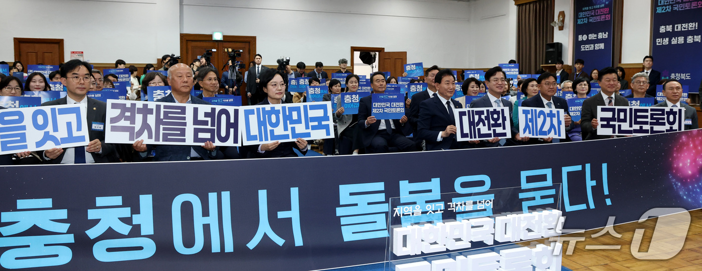 (대전=뉴스1) 김기남 기자 = 한성숙 국무총리가 15일 대전시 중구 선화동 대전근현대사전시관에서 열린 '충청에서 돌봄을 묻다' 대한민국 대전환 제2차 국민토론회에 앞서 참석자들과 …