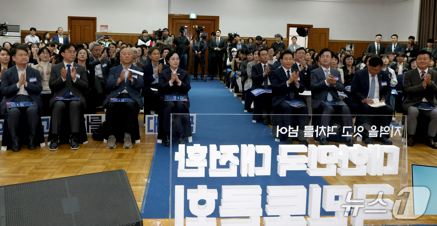 (대전=뉴스1) 김기남 기자 = 한성숙 국무총리가 15일 대전시 중구 선화동 대전근현대사전시관에서 열린 '충청에서 돌봄을 묻다' 대한민국 대전환 제2차 국민토론회에 참석하여 박수를 …