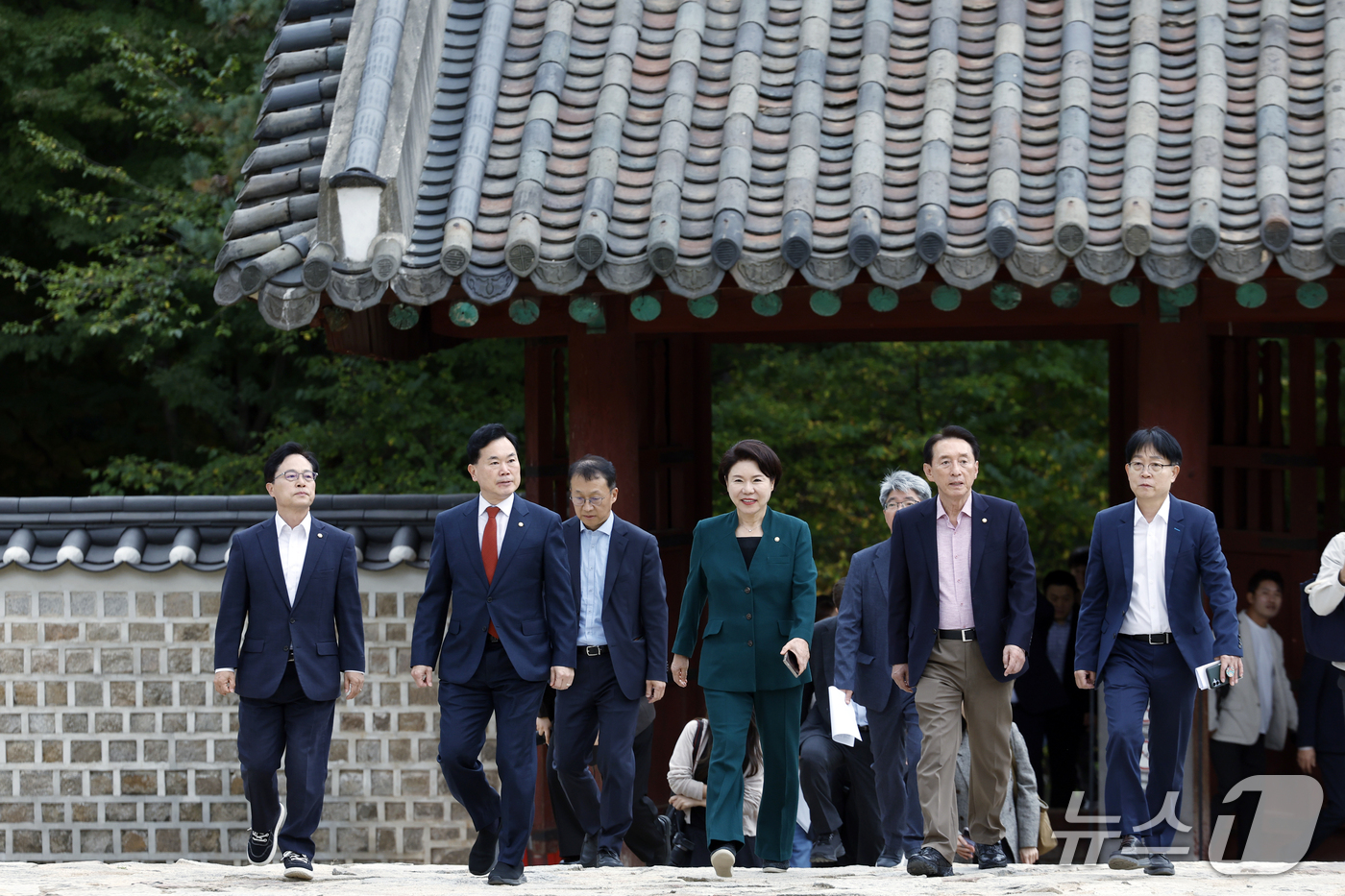 (서울=뉴스1) 박정호 기자 = 국회 문화체육관광위원회 국민의힘 조은희 간사와 김석기, 김승수, 윤용근 의원이 15일 오후 서울시 종로구 종묘 정전으로 세운4구역 재정비촉진사업 개 …
