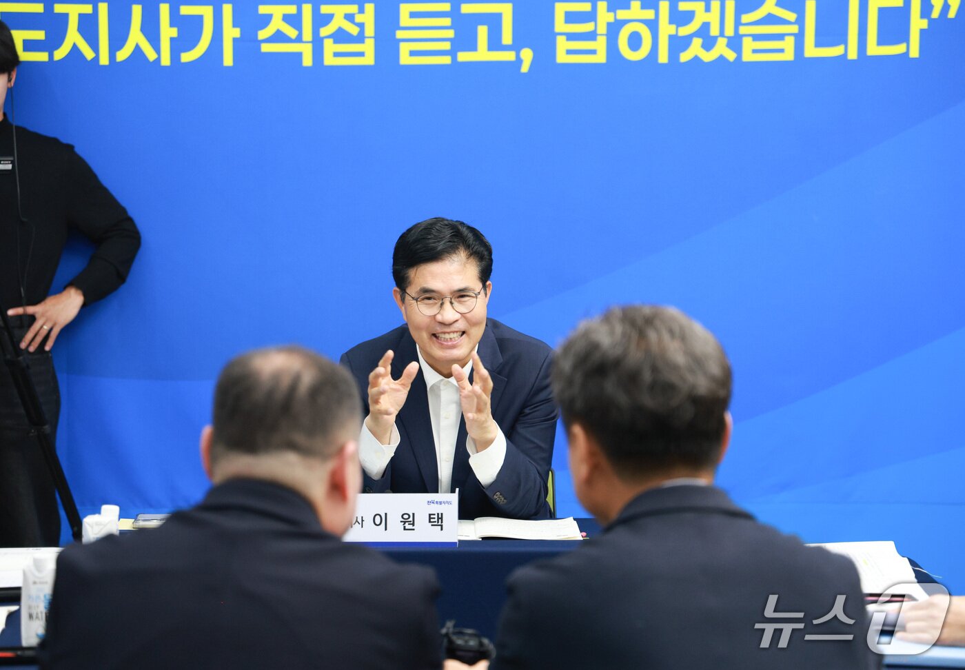 본문 이미지 - 15일 열린도지사실 2차 운영(시범)에 나선 이원택 전북지사가 도민들과 대화를 나누고 있다.(전북도 제공. 재판매 및 DB 금지)/뉴스1 