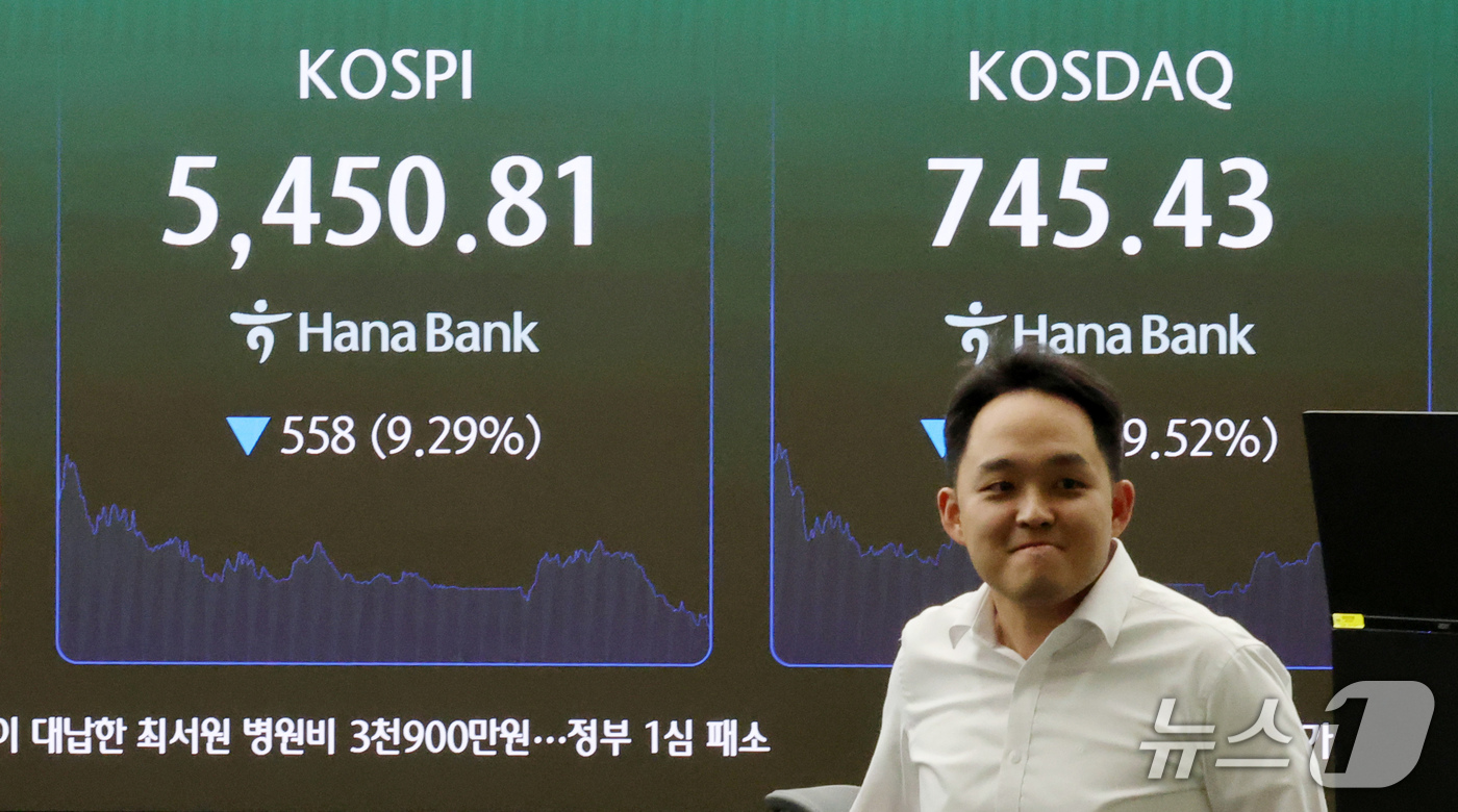 (서울=뉴스1) 박세연 기자 = 코스피와 코스닥에 서킷브레이커가 발동된 15일 오후 서울 중구 하나은행 본점 딜링룸 전광판에 코스피 시황이 표시되고 있다. 2026.10.15/뉴스 …