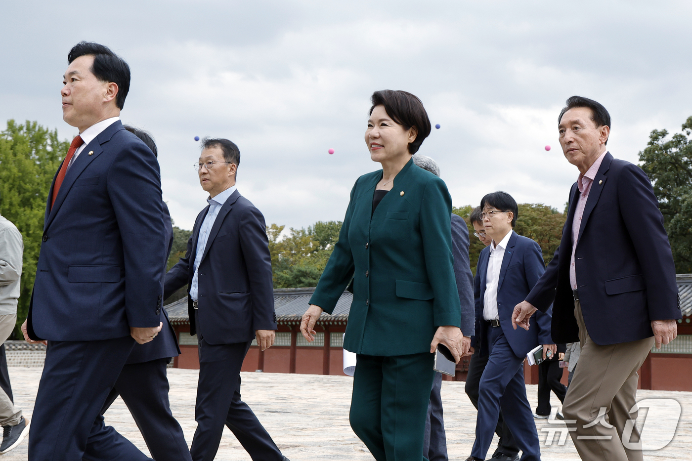 (서울=뉴스1) 박정호 기자 = 국회 문화체육관광위원회 국민의힘 조은희 간사와 김석기, 김승수, 윤용근 의원이 15일 오후 서울시 종로구 종묘 정전으로 세운4구역 재정비촉진사업 개 …