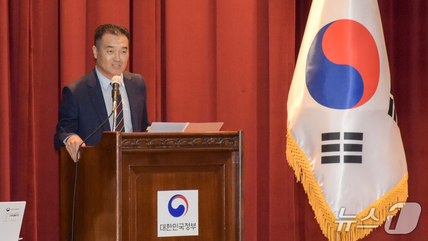 (서울=뉴스1) = 정범승 방위사업청 방위사업정책국장이 15일 경기도 과천시 정부과천청사에서 열린 '방위력개선사업 협상에 의한 계약체결기준' 개정 공청회에서 인사말을 하고 있다. …