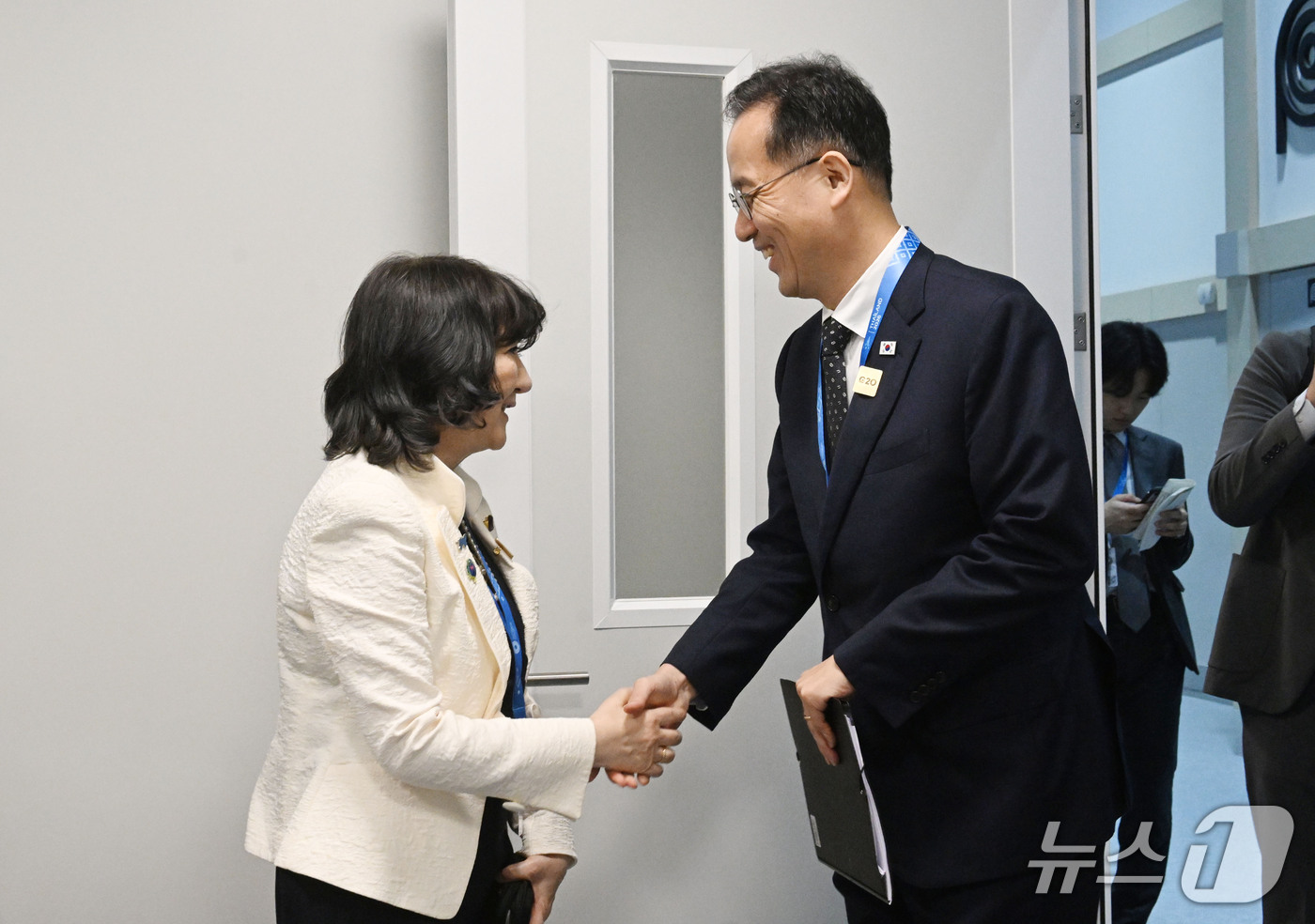 (서울=뉴스1) = 이형일 부총리 겸 재정경제부 장관이 15일(현지시간) 퀸시리낏 컨벤션센터(QSNCC)에서 가타야마 사쓰키 일본 재무장관과 면담 전 악수하고 있다. (재정경제부 …