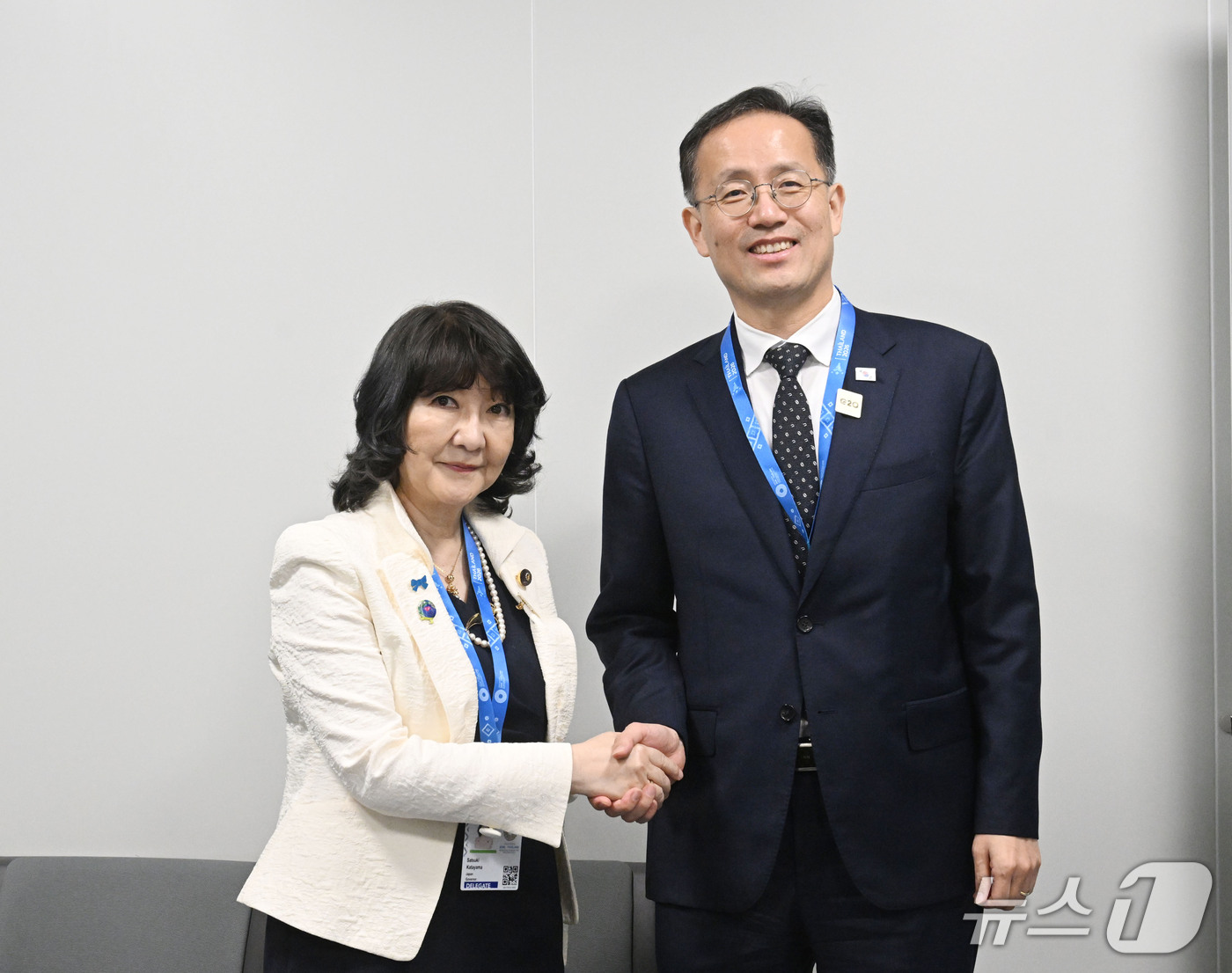 (서울=뉴스1) = 이형일 부총리 겸 재정경제부 장관이 15일(현지시간) 퀸시리낏 컨벤션센터(QSNCC)에서 가타야마 사쓰키 일본 재무장관과 면담 전 기념촬영을 하고 있다. (재정 …
