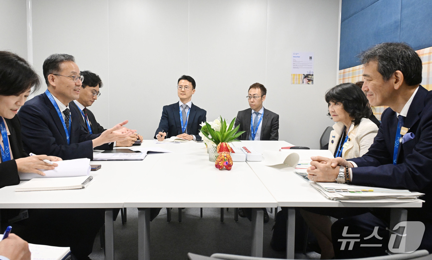 (서울=뉴스1) = 이형일 부총리 겸 재정경제부 장관이 15일(현지시간) 퀸시리낏 컨벤션센터(QSNCC)에서 가타야마 사쓰키 일본 재무장관과 면담하고 있다. (재정경제부 제공. 재 …