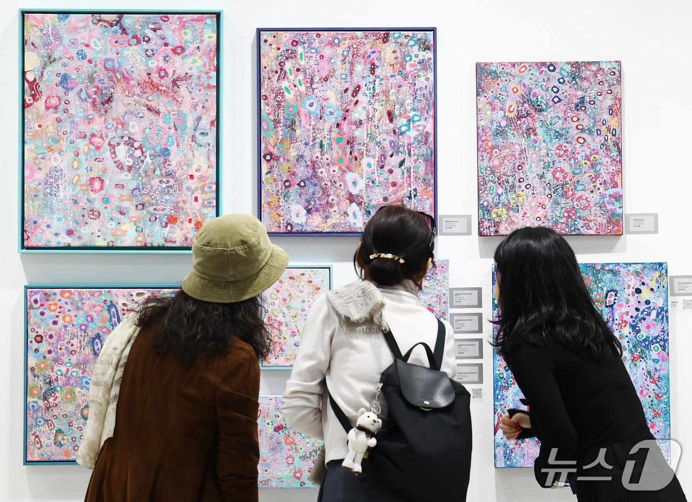 (서울=뉴스1) 김민지 기자 = 15일 오후 서울 강남구 세텍(STEC)에서 열린 '제19회 뱅크아트페어'를 찾은 관람객들이 작품을 살펴보고 있다. 2026.10.15/뉴스1