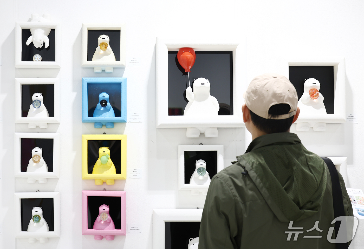 (서울=뉴스1) 김민지 기자 = 15일 오후 서울 강남구 세텍(STEC)에서 열린 '제19회 뱅크아트페어'를 찾은 관람객들이 작품을 살펴보고 있다. 2026.10.15/뉴스1