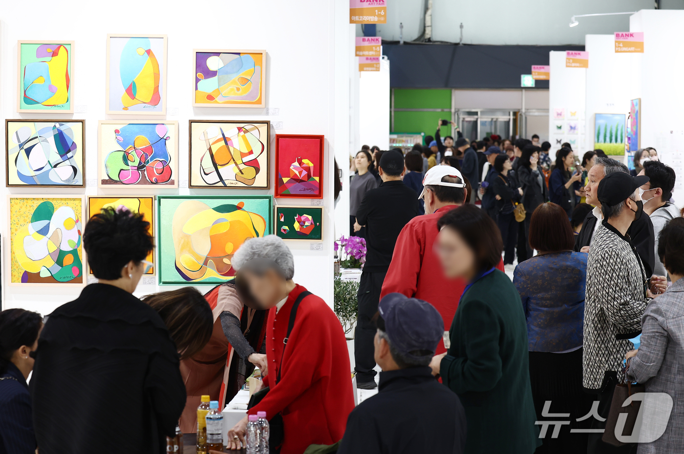 (서울=뉴스1) 김민지 기자 = 15일 오후 서울 강남구 세텍(STEC)에서 열린 '제19회 뱅크아트페어'를 찾은 관람객들이 작품을 살펴보고 있다. 2026.10.15/뉴스1