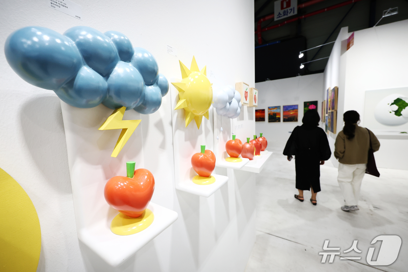 (서울=뉴스1) 김민지 기자 = 15일 오후 서울 강남구 세텍(STEC)에서 열린 '제19회 뱅크아트페어'를 찾은 관람객들이 작품을 살펴보고 있다. 2026.10.15/뉴스1