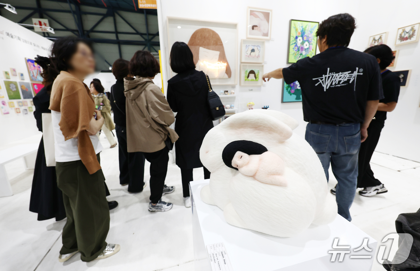 (서울=뉴스1) 김민지 기자 = 15일 오후 서울 강남구 세텍(STEC)에서 열린 '제19회 뱅크아트페어'를 찾은 관람객들이 작품을 살펴보고 있다. 2026.10.15/뉴스1