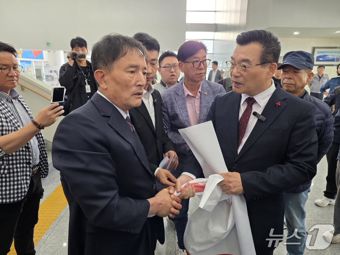 (광주=뉴스1) 서충섭 기자 = 오월단체 회원들이 15일 오후 전남광주통합특별시의회 광주청사 1층에서 5·18 가짜유공자 의혹 검증을 주장하려는 하헌식 국민의힘 서구갑 당협위원장( …