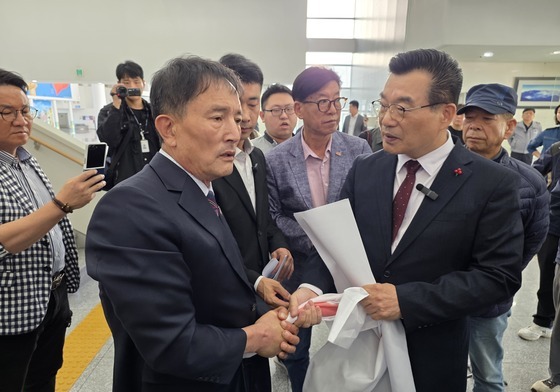 국힘 당협위원장 '5·18 가짜유공자' 회견, 오월단체 회원들 저지