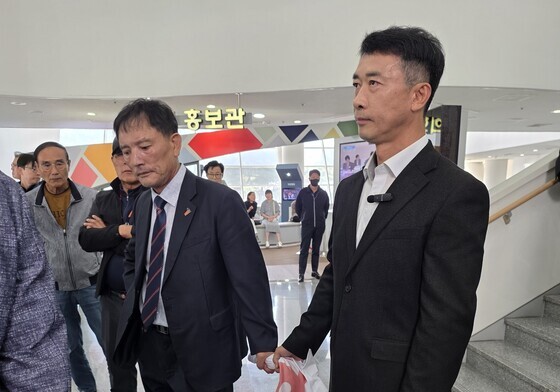 현수막 부여잡은 오월단체와 국민의힘