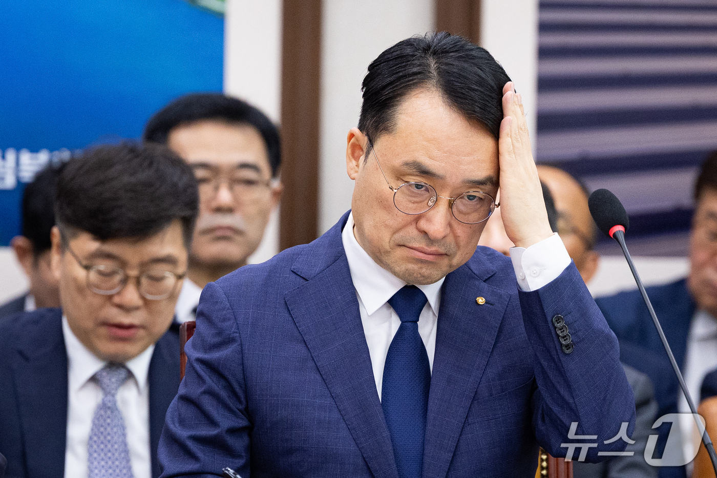 (서울=뉴스1) 유승관 기자 = 이헌욱 한국부동산원장이 15일 서울 여의도 국회에서 열린 국토교통위원회의 한국부동산원 등에 대한 국정감사에 출석해 의원 질의를 듣고 있다. 2026 …