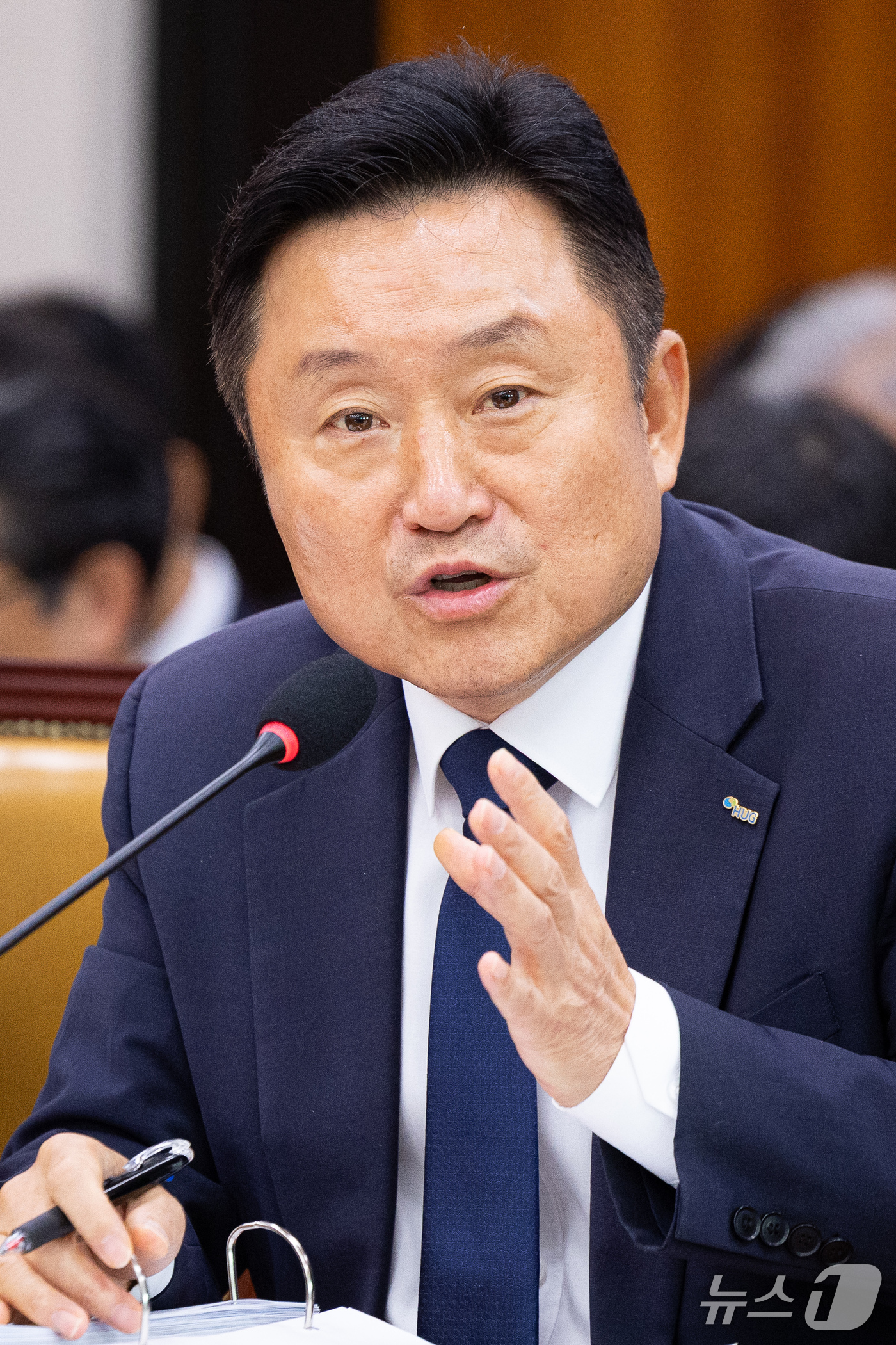 (서울=뉴스1) 유승관 기자 = 최인호 주택도시보증공사 사장이 15일 서울 여의도 국회에서 열린 국토교통위원회의 한국부동산원 등에 대한 국정감사에 출석해 의원 질의에 답하고 있다. …