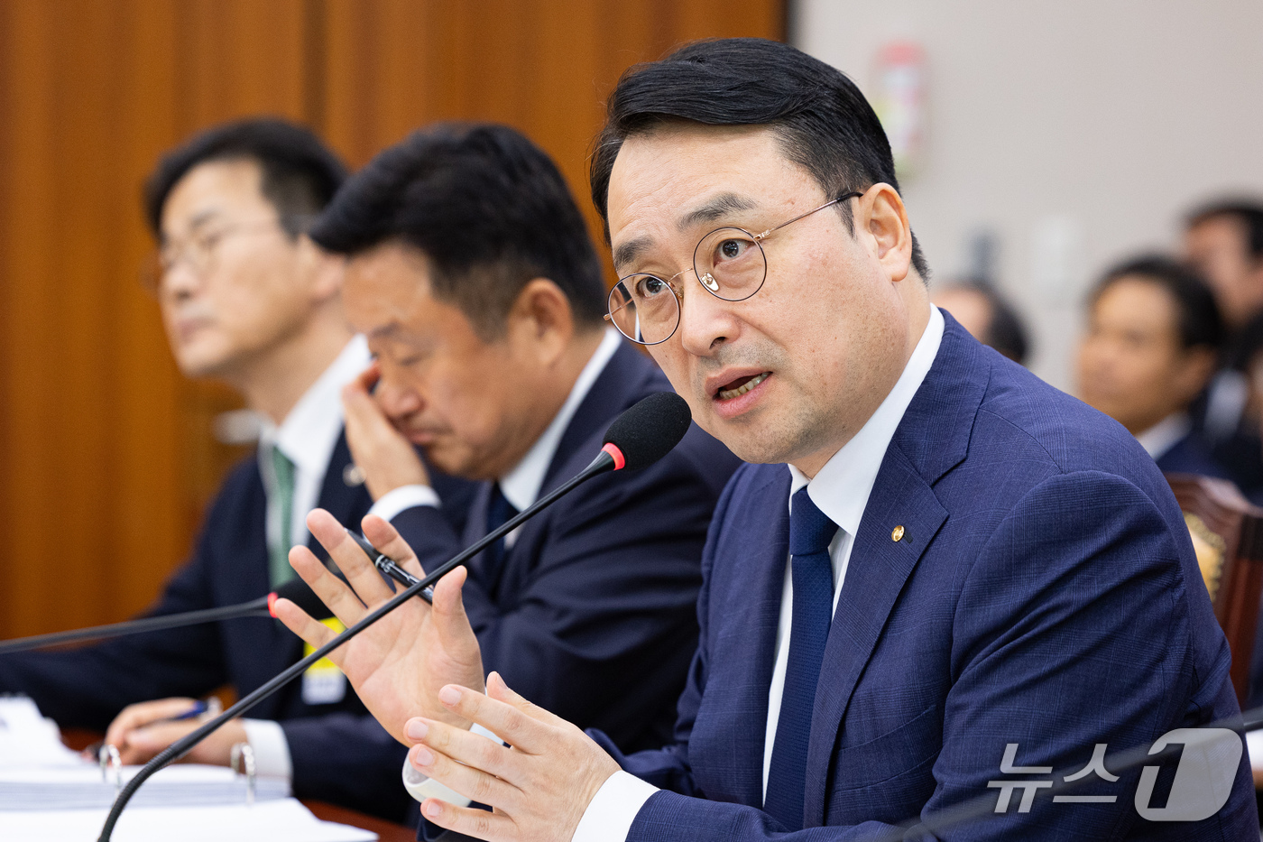 (서울=뉴스1) 유승관 기자 = 이헌욱 한국부동산원장이 15일 서울 여의도 국회에서 열린 국토교통위원회의 한국부동산원 등에 대한 국정감사에 출석해 의원 질의에 답하고 있다. 202 …