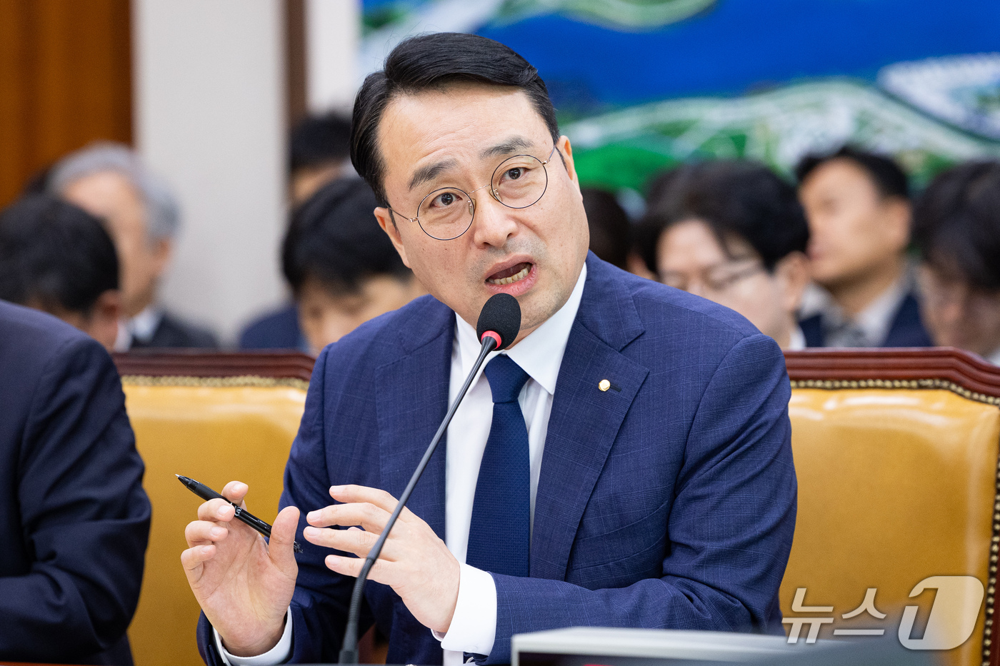 (서울=뉴스1) 유승관 기자 = 이헌욱 한국부동산원장이 15일 서울 여의도 국회에서 열린 국토교통위원회의 한국부동산원 등에 대한 국정감사에 출석해 의원 질의에 답하고 있다. 202 …