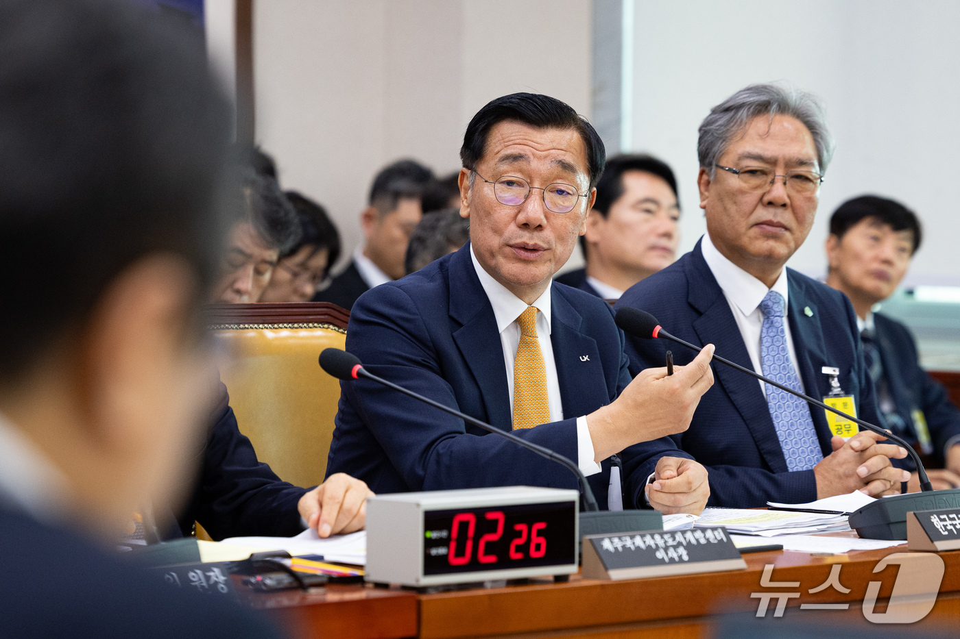(서울=뉴스1) 유승관 기자 = 어명소 한국국토정보공사 사장이 15일 서울 여의도 국회에서 열린 국토교통위원회의 한국부동산원 등에 대한 국정감사에 출석해 의원 질의에 답하고 있다. …