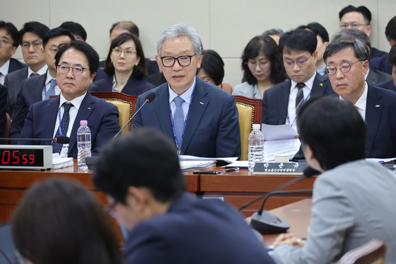 [국감] 대규모 해킹 관련 답변하는 이상중 원장
