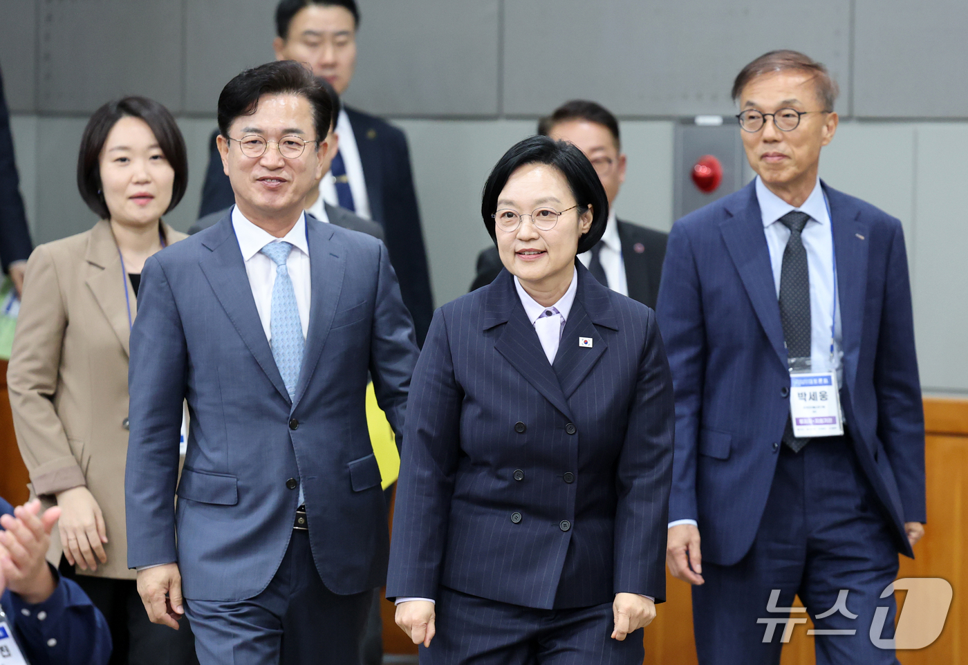 (대전=뉴스1) 김기태 기자 = 한성숙 국무총리가 15일 대전 유성구 한국전자통신연구원에서 열린 지역 창업 생태계 활성화를 위한 대토론회에 허태정 대전시장, 이소영 중소벤처기업부 …