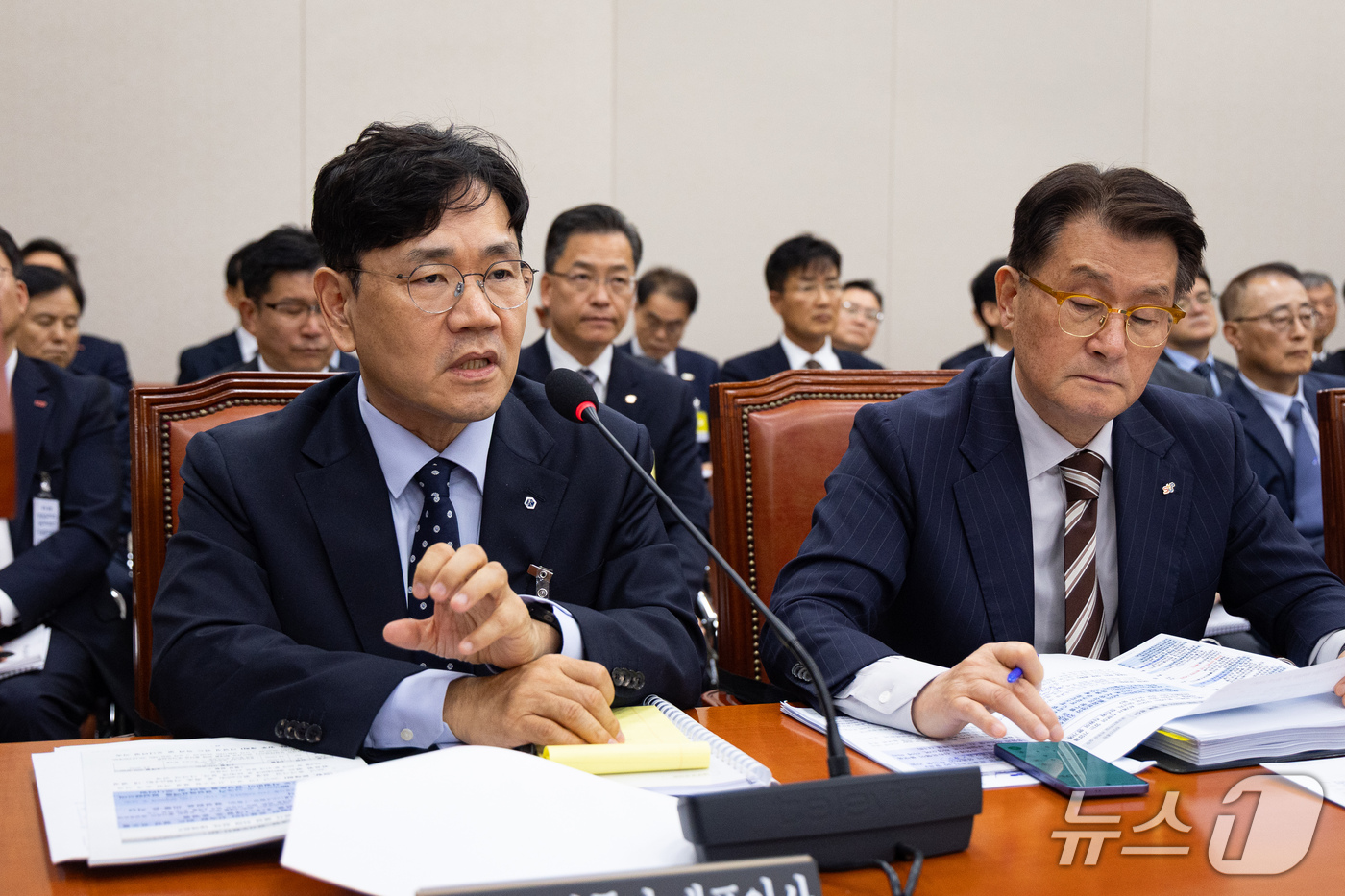 (서울=뉴스1) 유승관 기자 = 이대희 한국벤처투자 대표가 15일 서울 여의도 국회에서 열린 산업통장자원중소벤처기업위원회의 중소벤처기업진흥공단 등에 대한 국정감사에 출석해 의원 질 …