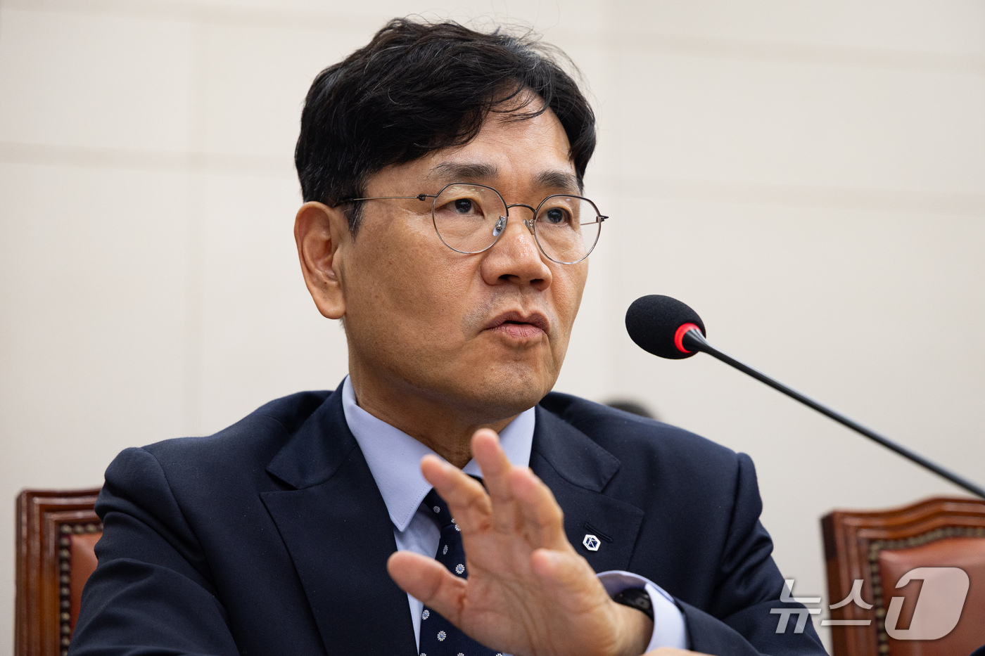(서울=뉴스1) 유승관 기자 = 이대희 한국벤처투자 대표가 15일 서울 여의도 국회에서 열린 산업통장자원중소벤처기업위원회의 중소벤처기업진흥공단 등에 대한 국정감사에 출석해 의원 질 …