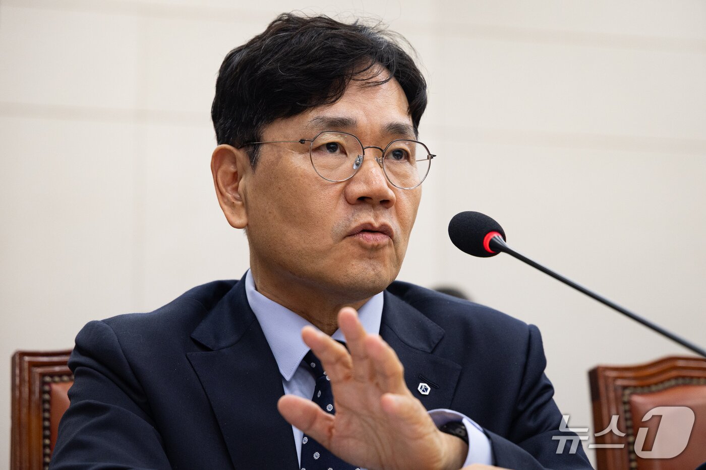 본문 이미지 - 이대희 한국벤처투자 대표가 15일 서울 여의도 국회에서 열린 산업통장자원중소벤처기업위원회의 중소벤처기업진흥공단 등에 대한 국정감사에 출석해 의원 질의에 답하고 있다. 2026.10.15 ⓒ 뉴스1 유승관 기자
