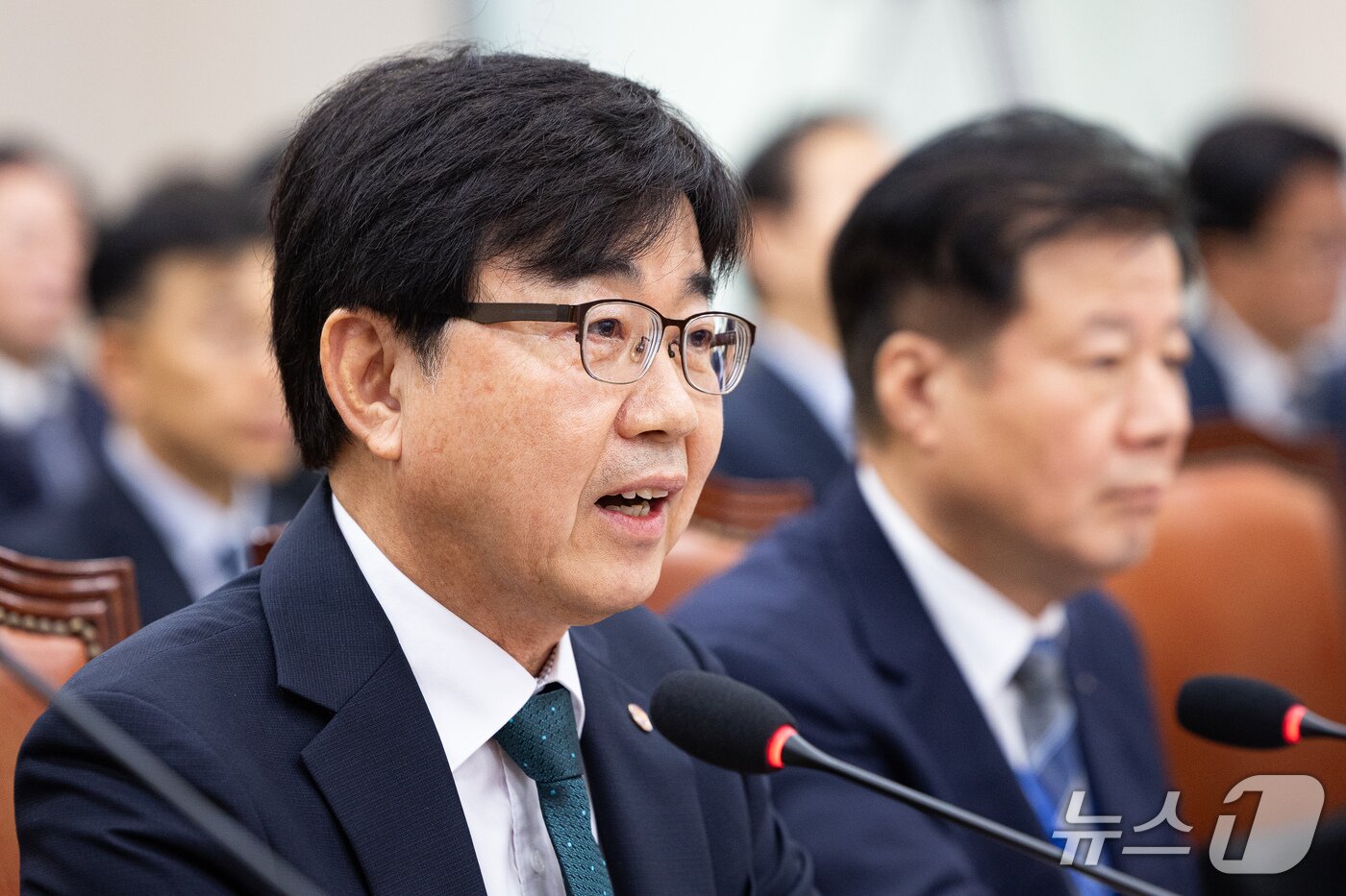 본문 이미지 - 인태연 소상공인진흥공단 이사장이 15일 서울 여의도 국회에서 열린 산업통장자원중소벤처기업위원회의 중소벤처기업진흥공단 등에 대한 국정감사에 출석해 의원 질의에 답하고 있다. 2026.10.15 ⓒ 뉴스1 유승관 기자