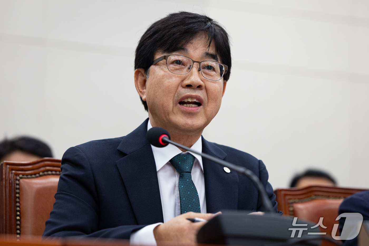 (서울=뉴스1) 유승관 기자 = 인태연 소상공인진흥공단 이사장이 15일 서울 여의도 국회에서 열린 산업통장자원중소벤처기업위원회의 중소벤처기업진흥공단 등에 대한 국정감사에 출석해 의 …