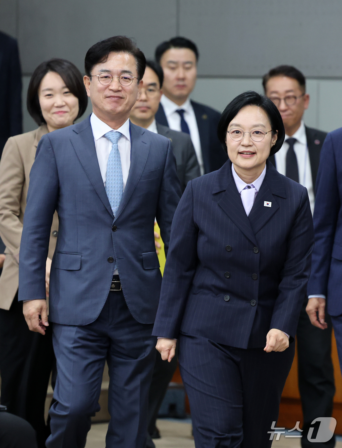 (대전=뉴스1) 김기태 기자 = 한성숙 국무총리가 15일 대전 유성구 한국전자통신연구원에서 열린 지역 창업 생태계 활성화를 위한 대토론회에 허태정 대전시장, 이소영 중소벤처기업부 …