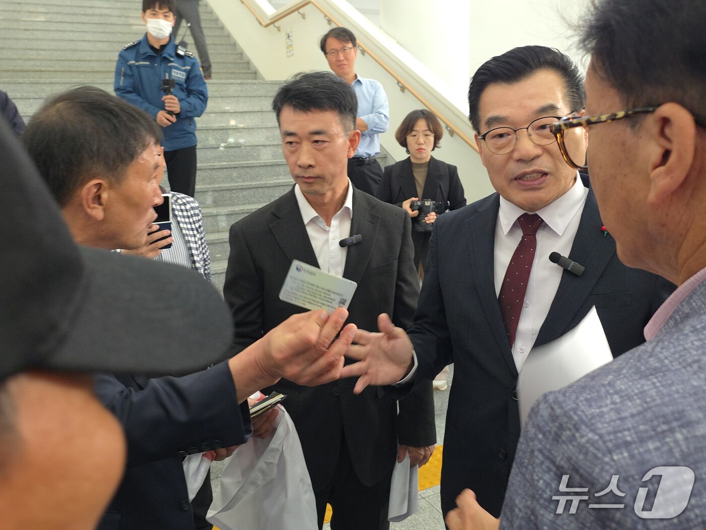 (광주=뉴스1) 서충섭 기자 = 15일 오후 전남광주통합특별시의회 광주청사 1층에서 5·18 가짜유공자 의혹 검증을 주장하려는 하헌식 국민의힘 서구갑 당협위원장 기자회견을 저지하는 …
